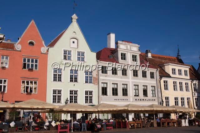 estonie 02.JPG - Estonie, comté de Harju, Tallinn, place de l'Hôtel de ville, terrasses de restaurant